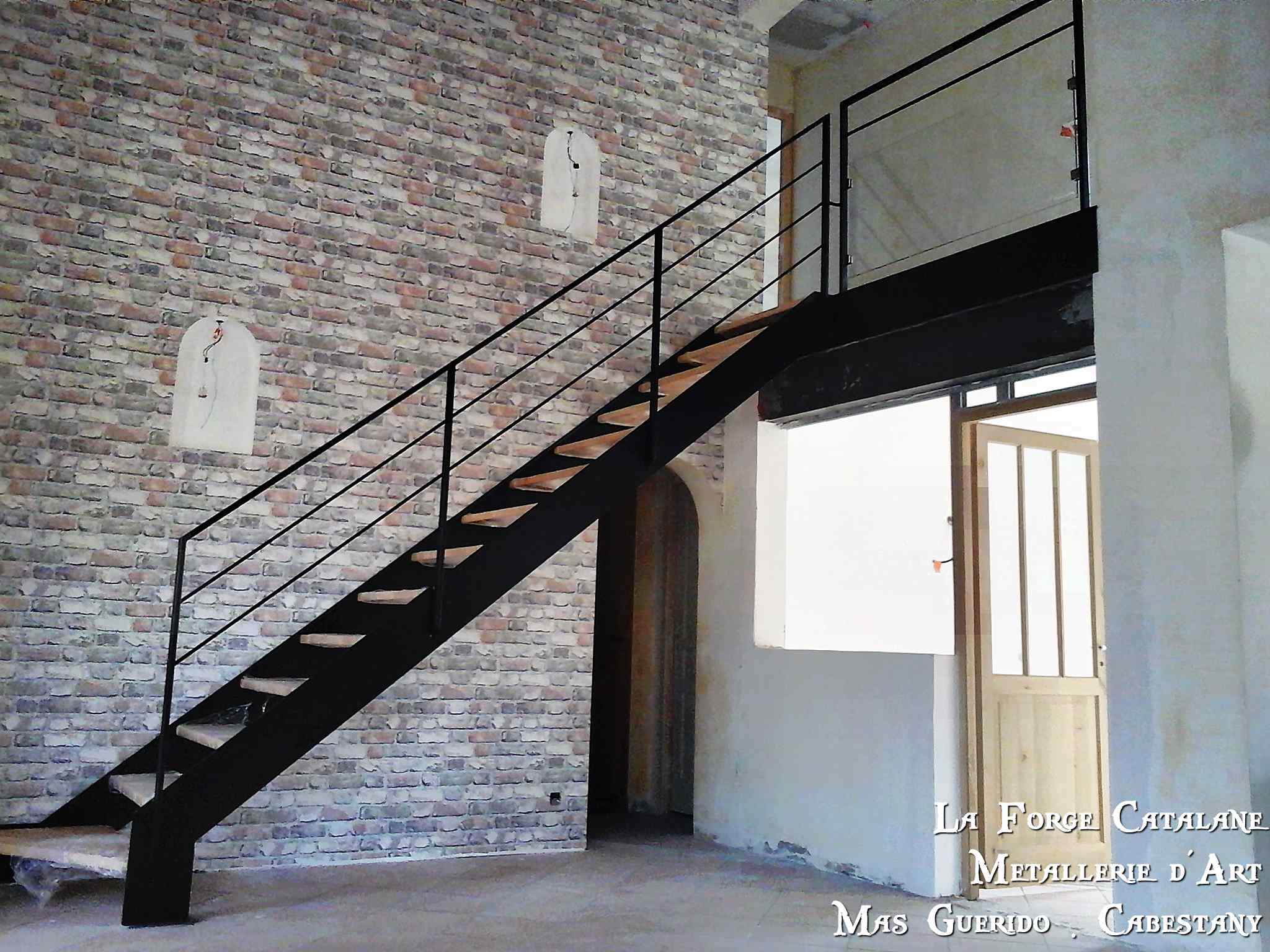 escalier marche bois rampant 2 lisses ronde garde corp vitree partie basse 1 lisse partie haute forge catalane.jpg